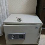 八王子市 金庫解錠の作業写真