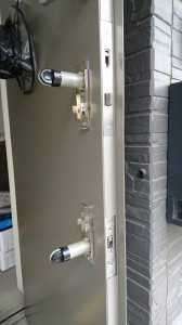 武蔵村山市 N様 玄関の鍵交換の作業写真2