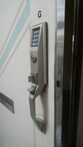 府中市 M社様 玄関の鍵交換の作業写真1