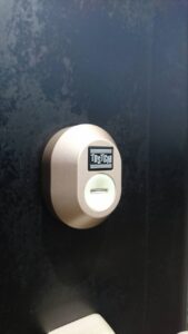 日野市 玄関鍵シリンダー交換の作業写真1