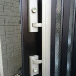 日野市 玄関鍵とドアクローザー交換の作業写真