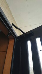 日野市 玄関鍵とドアクローザー交換の作業写真4