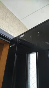 日野市 玄関鍵とドアクローザー交換の作業写真3
