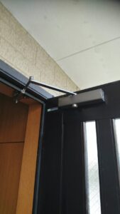 日野市 玄関鍵とドアクローザー交換の作業写真2