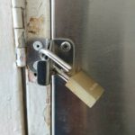 国立市 ポスト南京錠解錠と玄関鍵交換の作業写真