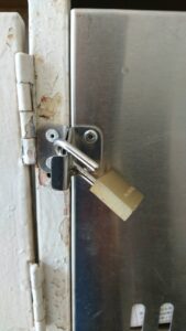 国立市 ポスト南京錠解錠と玄関鍵交換の作業写真