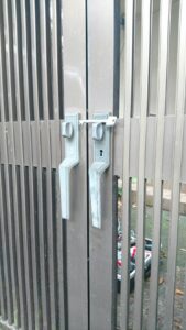 武蔵野市 門扉修理の作業写真