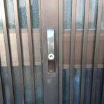 青梅市 引戸錠交換の作業写真