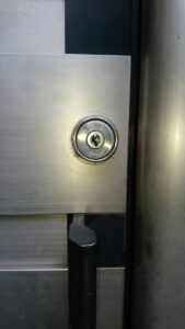 武蔵村山市 玄関鍵交換の作業写真3