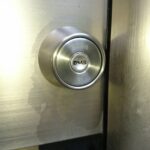 武蔵村山市 玄関鍵交換の作業写真