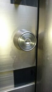 武蔵村山市 玄関鍵交換の作業写真
