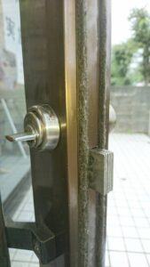 立川市 玄関鍵修理の作業写真1