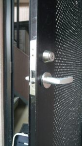 青梅市 マンション共用部入口の鍵修理の作業写真
