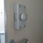 小平市 補助錠新規取り付けの作業写真