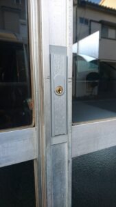 八王子市 引戸錠鍵交換の作業写真2