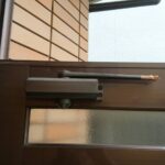 立川市 ドアクローザー交換の作業写真