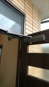 立川市 ドアクローザー交換の作業写真3
