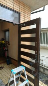 立川市 ドアクローザー交換の作業写真2