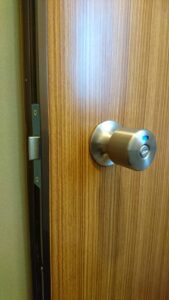 あきる野市 トイレ錠交換の作業写真1