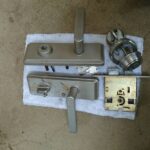 八王子市 玄関錠前交換の作業写真