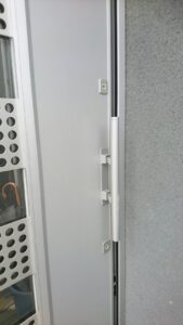 日野市 トステム玄関引戸錠の鍵交換の作業写真1