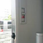 日野市 トステム玄関引戸錠の鍵交換の作業写真