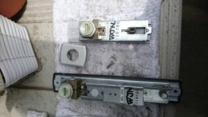 日野市 トステム玄関引戸錠の鍵交換の作業写真3
