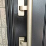 府中市 玄関鍵交換の作業写真