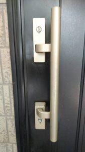 府中市 玄関鍵交換の作業写真