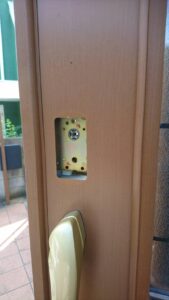 西東京市 YKK特殊錠前の交換の作業写真2