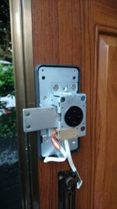 あきる野市 デジタル錠新規取り付けの作業写真2