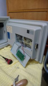 八王子市 テンキー式金庫解錠依頼の作業写真3