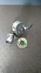 昭島市 レバーハンドル錠前への交換の作業写真1