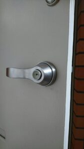 昭島市 レバーハンドル錠前への交換の作業写真2