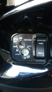 小平市 ホンダバイク メットイン解錠の作業写真2