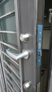 東大和市 玄関故障による解錠交換作業の写真