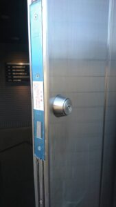 調布市 電気錠錠ケース新品交換の作業写真2