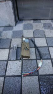 調布市 電気錠錠ケース新品交換の作業写真3