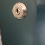 調布市 マンション鍵交換の作業写真