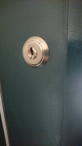 調布市 マンション鍵交換の作業写真