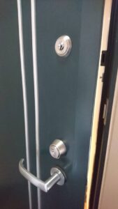 調布市 マンション鍵交換の作業写真2