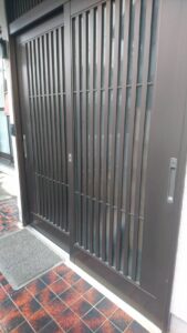 青梅市 玄関引戸錠鍵交換の作業写真