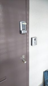 調布市 指紋認証錠 新規取り付けの作業写真3