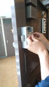 調布市 指紋認証錠 新規取り付けの作業写真4