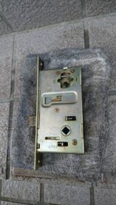 八王子市 錠前故障による錠ケース交換の作業写真3