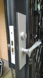 八王子市 錠前故障による錠ケース交換の作業写真4