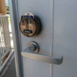 日野市 玄関鍵交換の作業写真