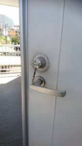日野市 玄関鍵交換の作業写真1