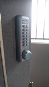 日野市 デジタルロック交換の作業写真2