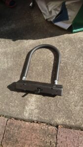 日野市 バイクU字ロック解錠の作業写真2